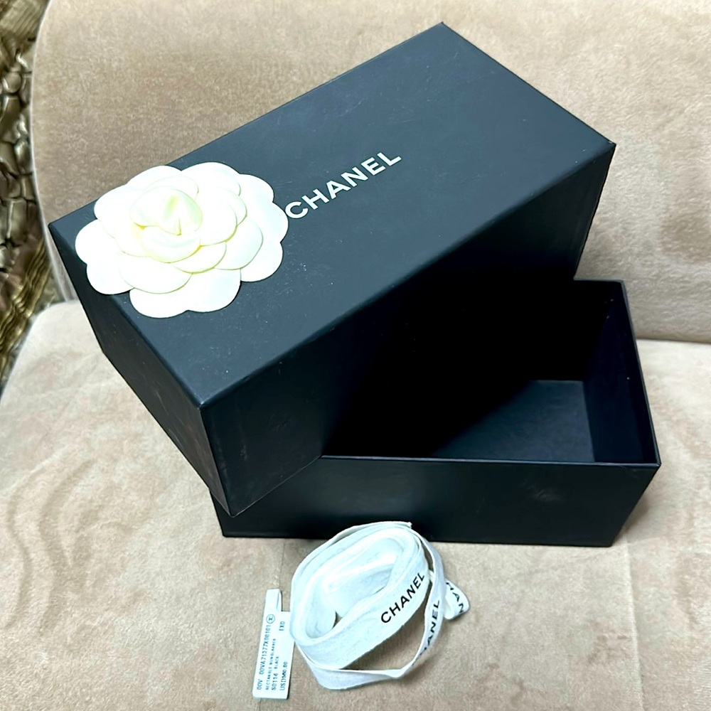 Chanel Gift Box - Picture 2 of 5
